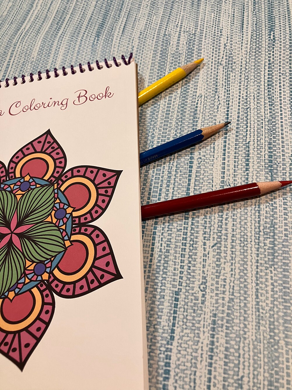 I bambini colorano con i colori nei libri da colorare - Scarica gratuitamente i modelli da colorare