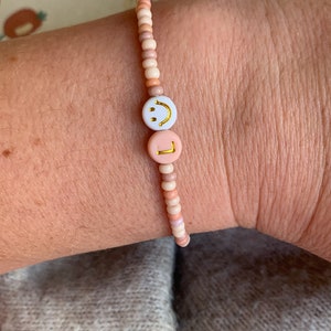 Perlenarmband mit Buchstaben und Smiley in Erdtönen