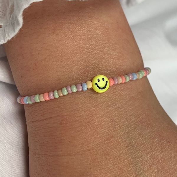 Armband mit Smileyperle in neon