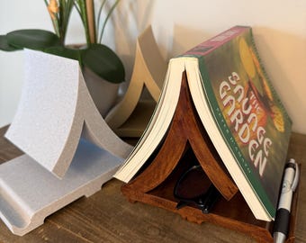 Curved Book Stand | Reading Desk Holder | Wood Look or Marble 3D Printed Book Rest | Nightstand Book Display | Cozy Reading Gift