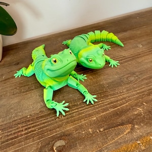 The Lizard That Loves to Lounge – 3D Printed Articulated Lizard Toy, Green Gradient Reptile Desk Buddy, Flexible Fidget Gift