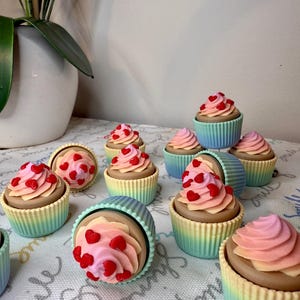 Cupcake Clicker 3D Printed – Mechanical Keyboard Fidget Toy – Gradient Color – Plain or Heart Sprinkles – Keychain or Standalone