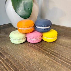 Macaron Clicker Toy – 3D Printed Fidget in Fun Colors, Cute Desk Toy or Collectible Gift for Macaron Lovers & Foodie Fans