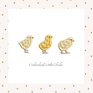 Può includere: Tre pulcini ricamati in tonalità giallo e crema sono esposti su uno sfondo bianco. Il testo "3 Individual Little Chicks" è sotto i pulcini. Lo sfondo presenta un motivo a piccoli puntini marroni.
