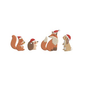 Può includere: Un disegno da ricamo che raffigura quattro animali del bosco che indossano cappelli da Babbo Natale rossi e bianchi: uno scoiattolo marrone con una ghianda, un riccio marrone, una volpe arancione e un coniglio beige, tutti ricamati in dettaglio.