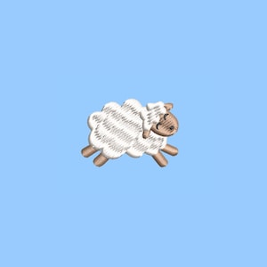 Puede incluir: Parche bordado con un cordero de dibujos animados en movimiento. El cordero tiene un cuerpo blanco y esponjoso con rayas horizontales grises, patas marrones y una cabeza marrón sonriente. El fondo es de color azul claro.
