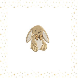 Puede incluir: Conejo bordado con pajarita. El conejo es de color marrón claro con detalles en beige y una pajarita beige. El conejo está sentado con las orejas levantadas. El fondo es blanco con estrellas doradas.
