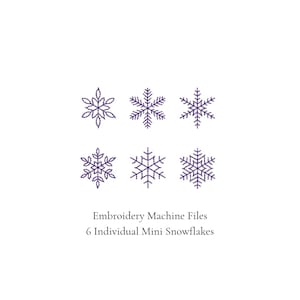 Può includere: Sei distinti disegni di fiocchi di neve viola disposti in due file da tre. Sotto i fiocchi di neve, il testo recita Embroidery Machine Files 6 Individual Mini Snowflakes. Ogni fiocco di neve presenta un motivo geometrico unico.