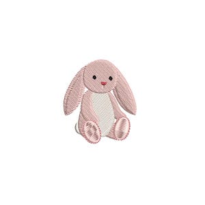 Op de afbeelding: Een geborduurde patch met een lichtroze konijn met lange hangende oren, een witte buik en twee kleine zwarte ogen. Het konijn is afgebeeld in een zittende positie met zichtbare stikdetails op de pootjes en een kleine rode neus.
