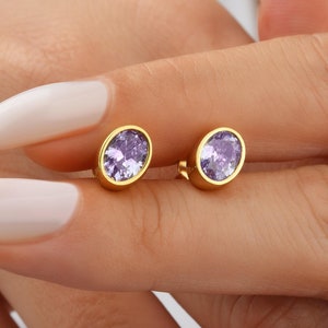 Clous d'oreilles en alexandrite, clou d'oreilles taille ovale en or massif 14 carats, boucle d'oreille en alexandrite avec pierre de naissance de juin, cadeau de Noël, cadeau de remise des diplômes