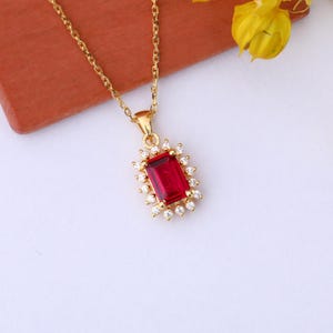 Collar de rubí en oro macizo de 14 quilates, 10 quilates y 8 quilates con halo de diamantes reales, piedra natal de julio y colgante rectangular.