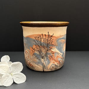 Vaso da fiori vintage in ceramica Sevierville con alberi dipinti a mano, Smoky Mountains Tennessee