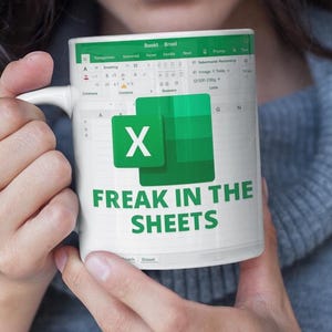 Freak in the Sheets Excel マグカップ デザイン – オフィス ギフトに最適な面白いスプレッドシート PNG と Freak in the Sheets Excel 風カラーマグカップ