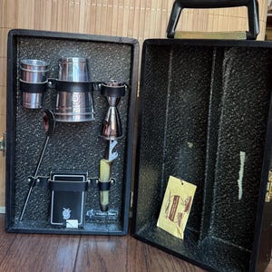 Vintage Ever-Wear portable Trav-L-Bar Case With Original Bar Set and Key