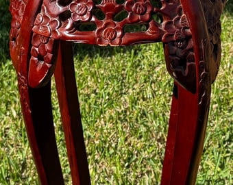 Vintage chinesische Chinoiserie Blumenständer mit geschnitztem Rosenholz und einer bunten rosa Marmorplatte