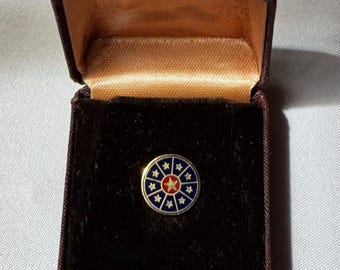 10k Vintage Enamel Pin in einem Samtgefütterten Etui