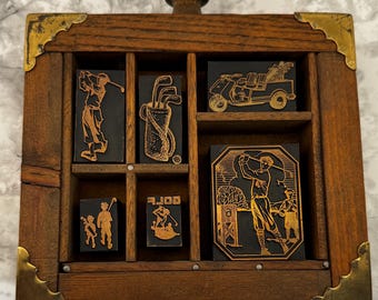 Vintage Holz und Kupfer Letterpress Stempel mit Golf-Motiv in einem Schaukasten