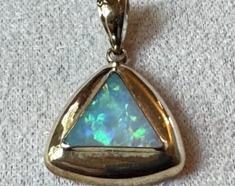 Vintage Bezel 10kt Gelbgold Triangle Cut Opal Anhänger