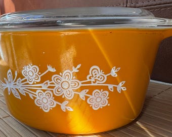Vintage Pyrex Schmetterling Gold 2 Runde Aschenputtel Auflaufform 474-B 1.5L Aschenputtel mit Deckel.