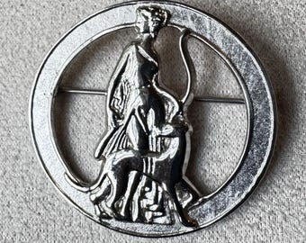 Antike Brosche aus Sterlingsilber im Art Deco-Stil mit einer Darstellung der Göttin Diana mit einem Greyhound-Hund