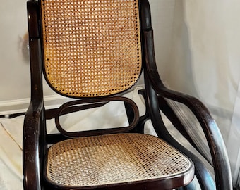 Cadeira de balanço vintage em rattan e madeira curvada, estilo Thonet, década de 1970.