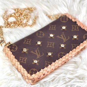 Carteira Louis Vuitton vintage autêntica em couro retrabalhado com franjas e cristais marrom