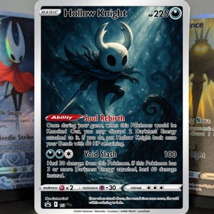 以下が含まれることがあります： 白い頭と角を持つキャラクターが剣を持っている、Hollow Knightのトレーディングカード。カードは、能力とステータスを説明するテキストが付いた濃い青色の背景です。 HPは225です。