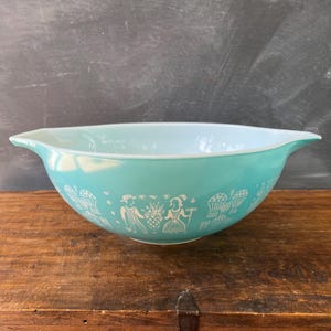 PYREX White on Turquoise Amish Butterprint 444 Cinderella Mixing Bowl, 4 qt Size
