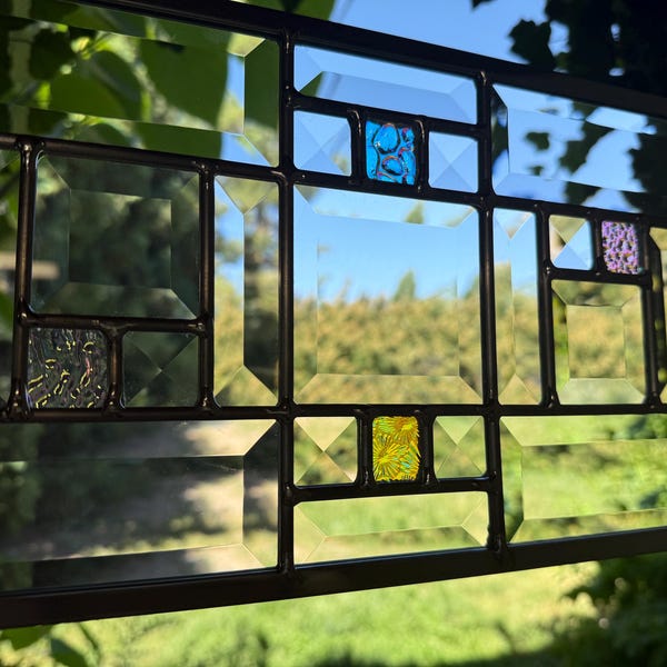 ¡Arcoíris! Vitral emplomado biselado con toques dicroicos que cambian de color. Panel para colgar en horizontal o vertical, en un estilo tradicional. 19 x 65 cm.