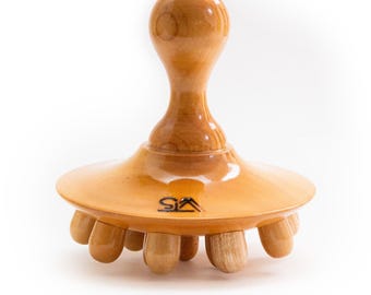 Masajeador de hongos con madera para mejorar la apariencia de la celulitis y suavizar la piel.