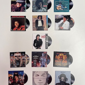 Puede incluir: Una colección de portadas de discos de vinilo en miniatura con Michael Jackson. Las portadas muestran varios retratos del artista, con títulos como "Got To Be There", "Ben" y "Thriller". Cada álbum está emparejado con un disco de vinilo negro.