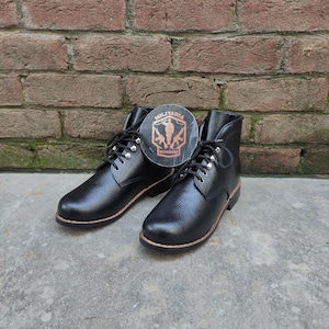 Handmade Black Leather Ankle Boots: Vintage Military Lace-Up Style