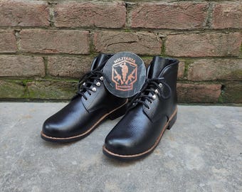 Vintage Black Leather Ankle Boots, Classic Old-era Lace-up  display picture 2