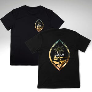 Pu&ograve; includere: Due magliette nere con una grafica dorata e verde del sigillo di Guam sul retro. Il sigillo presenta una palma e la parola "GUAM".