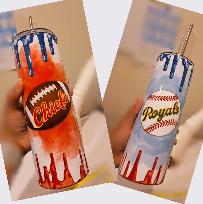 Op de afbeelding: Twee roestvrijstalen bekers met een druppelontwerp. De ene beker heeft een rood-witte aquarel achtergrond met een voetbal en de tekst "Chiefs". De andere beker heeft een blauw-witte aquarel achtergrond met een honkbal en de tekst "Royals".