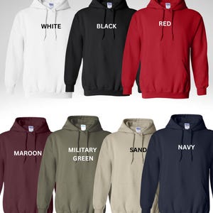 Op de afbeelding: Tien hoodies in verschillende kleuren, waaronder wit, zwart, rood, bordeauxrood, legergroen, zand en marineblauw. Elke hoodie heeft de kleurnaam op de voorkant gedrukt.