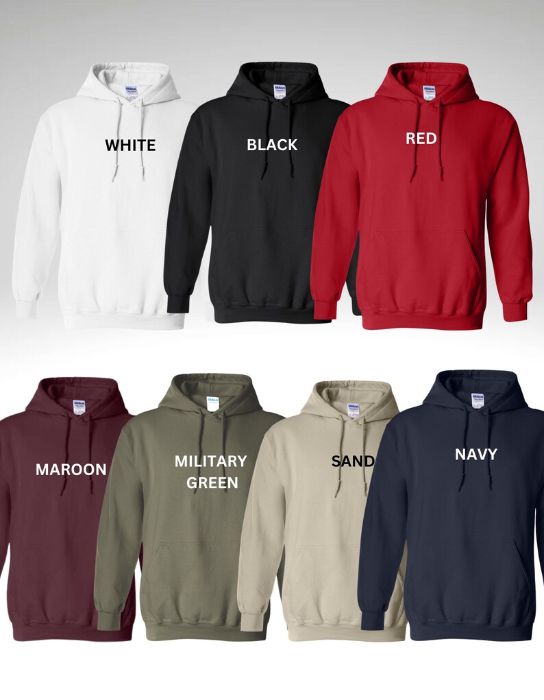Op de afbeelding: Tien hoodies in verschillende kleuren, waaronder wit, zwart, rood, bordeauxrood, legergroen, zand en marineblauw. Elke hoodie heeft de kleurnaam op de voorkant gedrukt.
