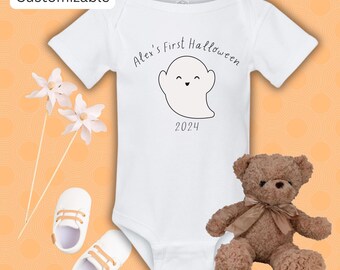 Puede incluir: Mono blanco para bebé con una linda ilustración de fantasma y el texto "Alex's First Halloween 2024". Personalizable.