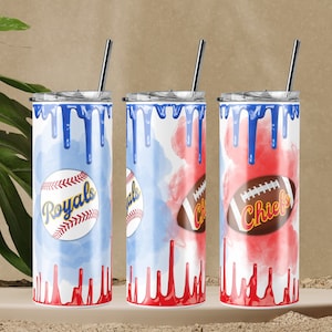 Op de afbeelding: Drie roestvrijstalen bekers met deksels en rietjes. De bekers zijn versierd met een blauw en rood aquarelontwerp en tonen de logo's van de Kansas City Royals en Kansas City Chiefs.