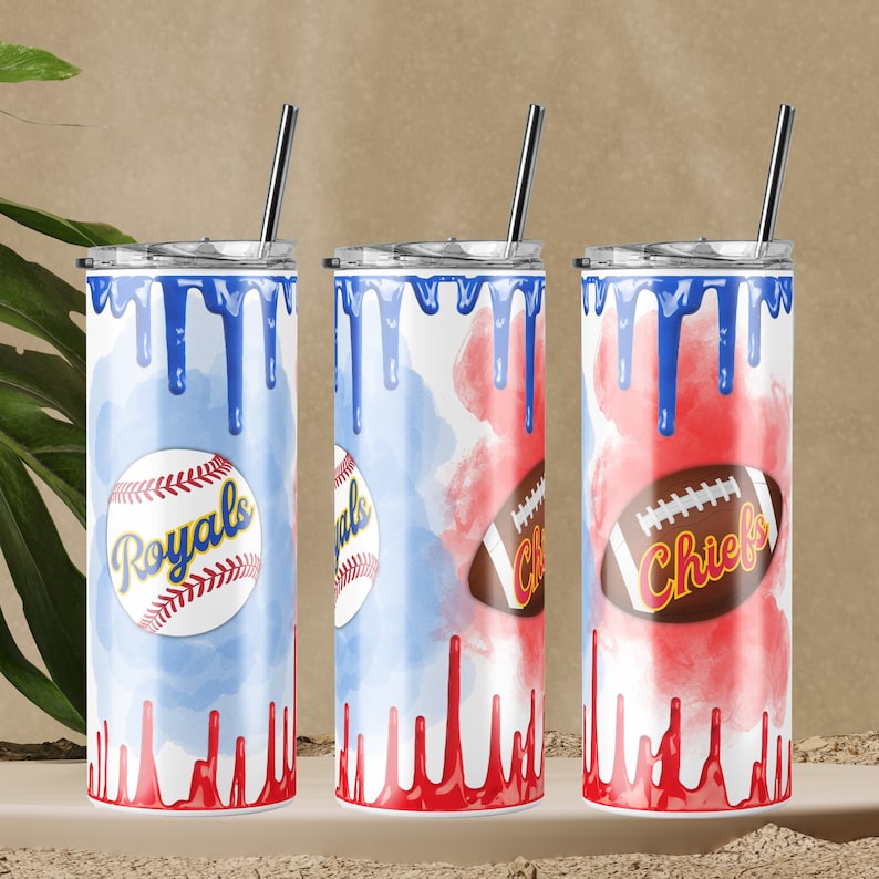 Op de afbeelding: Drie roestvrijstalen bekers met deksels en rietjes. De bekers zijn versierd met een blauw en rood aquarelontwerp en tonen de logo's van de Kansas City Royals en Kansas City Chiefs.