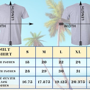 Op de afbeelding: Een tabel met de maatvoeringen voor T-shirts voor volwassenen in inches. De tabel bevat de breedte, lengte en mouwlengte vanaf de achterkant van de nek voor de maten S, M, L, XL en 2XL.