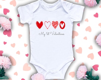 First Valentines-outfit, aangepaste baby-valentijnskaarten, baby-valentijnsoutfit, kinder valentijnsshirt, romper Valentine Hearts, Cute Hearts-T-shirt