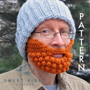 Puede incluir: Un gorro de ganchillo azul claro y una barba de ganchillo naranja. La barba cubre la parte inferior de la cara y tiene textura. La palabra "PATTERN" se muestra verticalmente en el lado derecho de la imagen. También es visible el texto "SWEET VIREO DESIGNS".