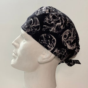 Peut inclure: Chapeau de travail noir avec un motif de crâne et de fumée blanc.