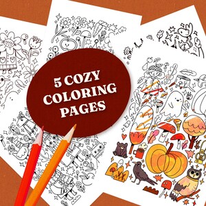 Puede incluir: Cinco páginas para colorear acogedoras con ilustraciones caprichosas de temas otoñales, que incluyen calabazas, setas y criaturas del bosque. También hay dos lápices de colores, uno rojo y otro naranja. El texto "5 Cozy Coloring Pages" se muestra en un círculo marrón.