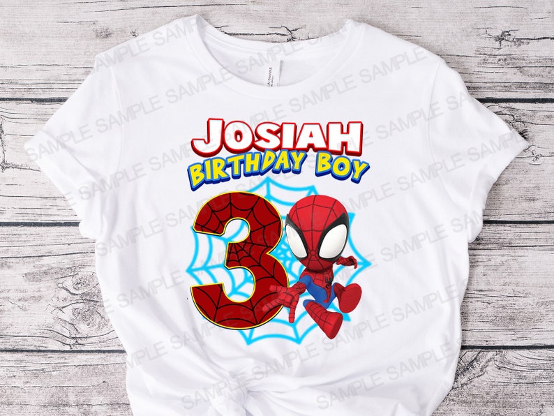 K&ouml;nnte beinhalten: Wei&szlig;es T-Shirt mit einem roten und blauen Spiderman-Motiv. Das Design beinhaltet ein Netz, die Zahl 3 und den Text "Josiah Birthday Boy".