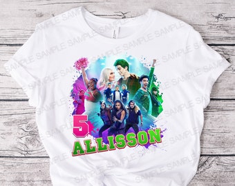 Könnte beinhalten: Weißes T-Shirt mit einer bunten Grafik einer Gruppe von Personen aus dem Film "Zombies 2". Die Grafik enthält eine rosa Zahl "5" und den Namen "ALLISSON" in grünen Buchstaben.