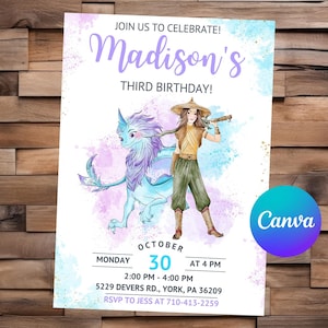 Op de afbeelding: Een verjaardagsuitnodiging met aquarel illustraties. De uitnodiging bevat de tekst "Doe met ons mee om te vieren! Madison's Derde Verjaardag!" samen met de datum, tijd en locatie. Het ontwerp bevat een personage en een draak.