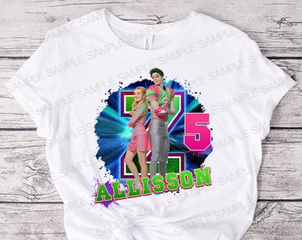 Könnte beinhalten: Weißes T-Shirt mit einem Motiv von zwei Figuren aus dem Film Zombies 2. Die Figuren tragen Football-Uniformen und das Motiv enthält die Nummer 25 und den Namen "ALLISSON".