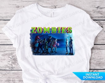 Könnte beinhalten: Weißes T-Shirt mit einem Grafikdruck der Figuren aus dem Film "Zombies". Die Grafik zeigt die Figuren vor einem blauen und grünen Hintergrund mit dem Wort "Zombies" in grünen und roten Buchstaben.
